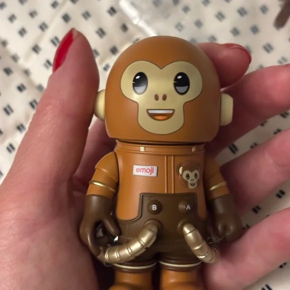 : : Pop Mart Mega Space Molly Emoji Monkey Figure : : - Picture 12 of 12